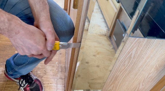 Voici comment couper l’adhésif sous un miroir sans qu’il éclate couper l'adhésif